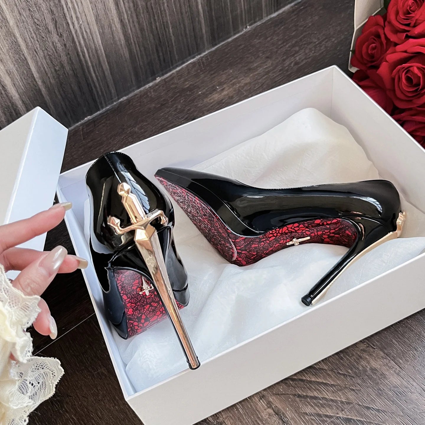 2026 New Waterproof Patent Leather Platform Gold Stiletto 9cm Thin Solid Super High Pointed Toe Red Sole Elegant Black...