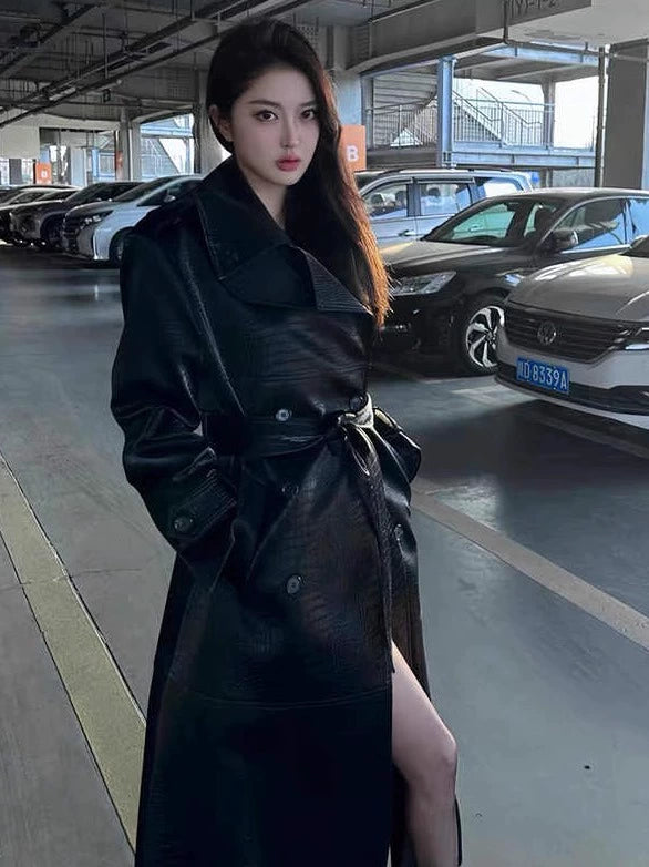 Yujie Cool and Chic Crocodile Pattern Patent Leather PU Leather Coat Outerwear Women Autumn New High-Grade Mid-Length Waist Hugging Trench coat