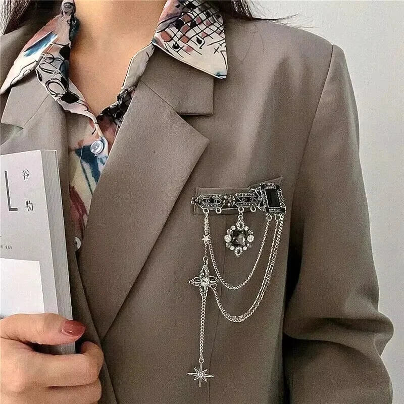 Vintage Fashion Black Crystal Sparkling Rhinestone Brooch Creative Lapel Pin Medieval Design Long Chain Brooches Autumn Winter