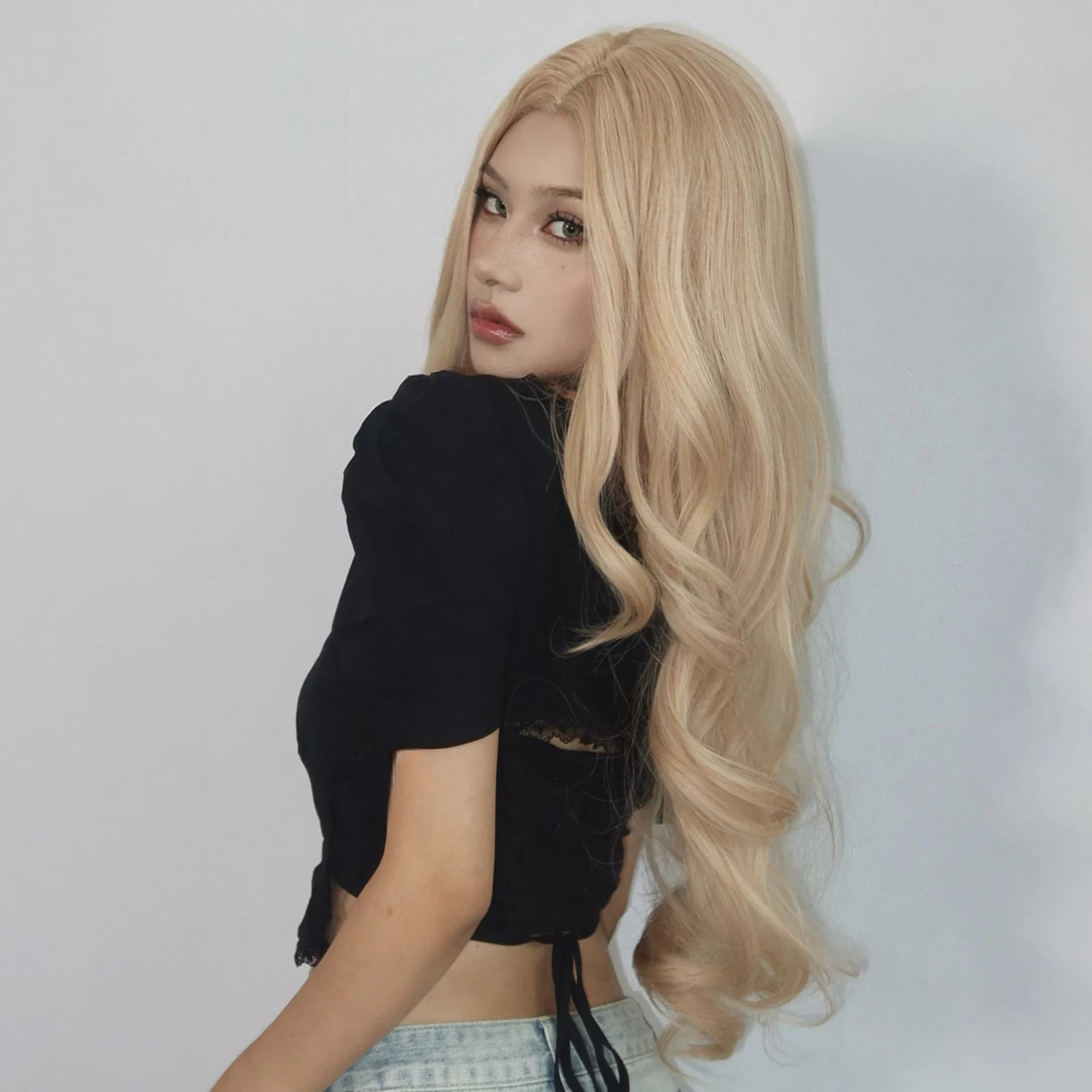Long Body Wave Blonde Wigs Transparent Lace Frontal Synthetic Wig Middle Part Hair Light Golden Wig for White Women Dairly Party