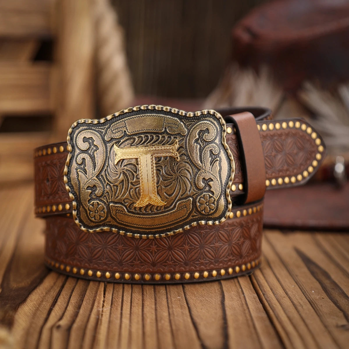 A Western-style PU leather belt for both men and women, a classic and casual retro belt
