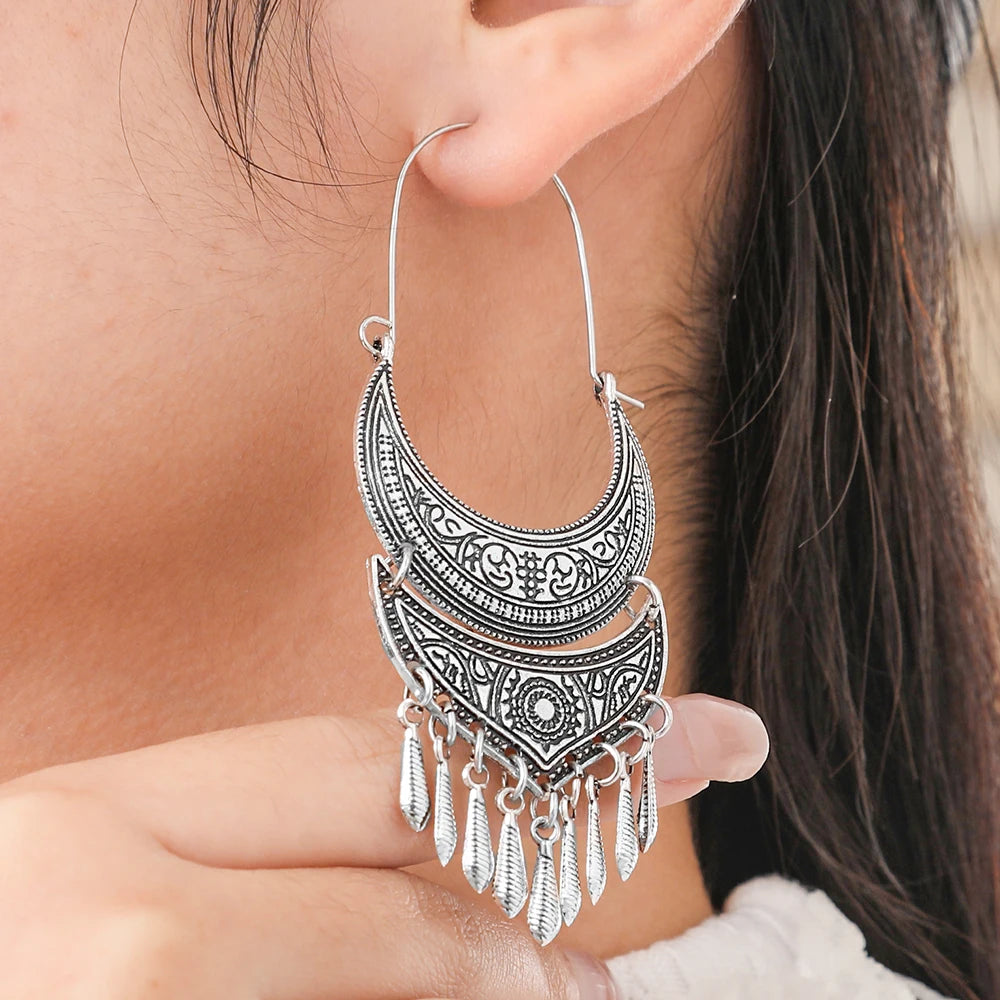 1 Pair of Vintage Silver Tassel Drop Earrings with Crescent Moon Carving Ethnic Bohemian Style Suitable for Women's Daily Wear