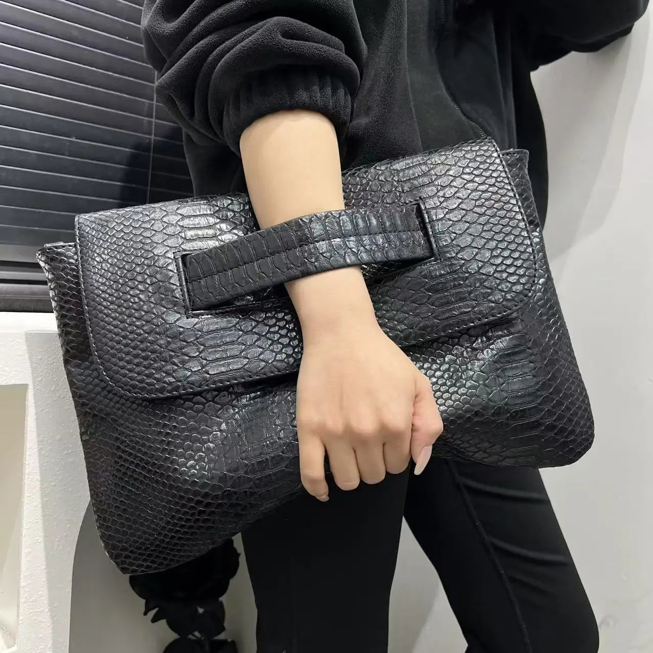 Ladies' fashionable retro coarse snake pattern handbag with high capacity and detachable shoulder strap shoulder bag