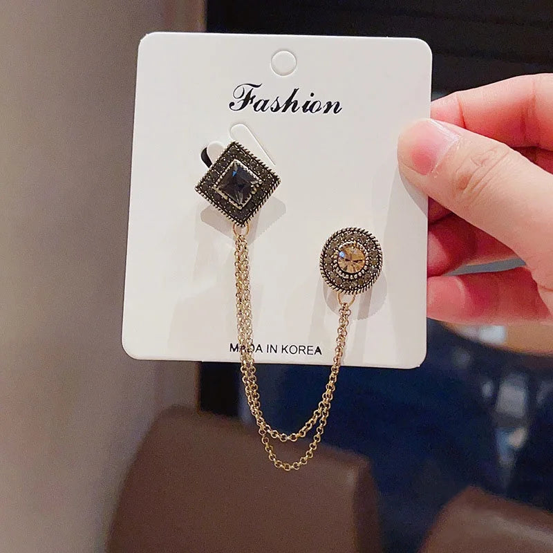 Vintage Fashion Black Crystal Sparkling Rhinestone Brooch Creative Lapel Pin Medieval Design Long Chain Brooches Autumn Winter