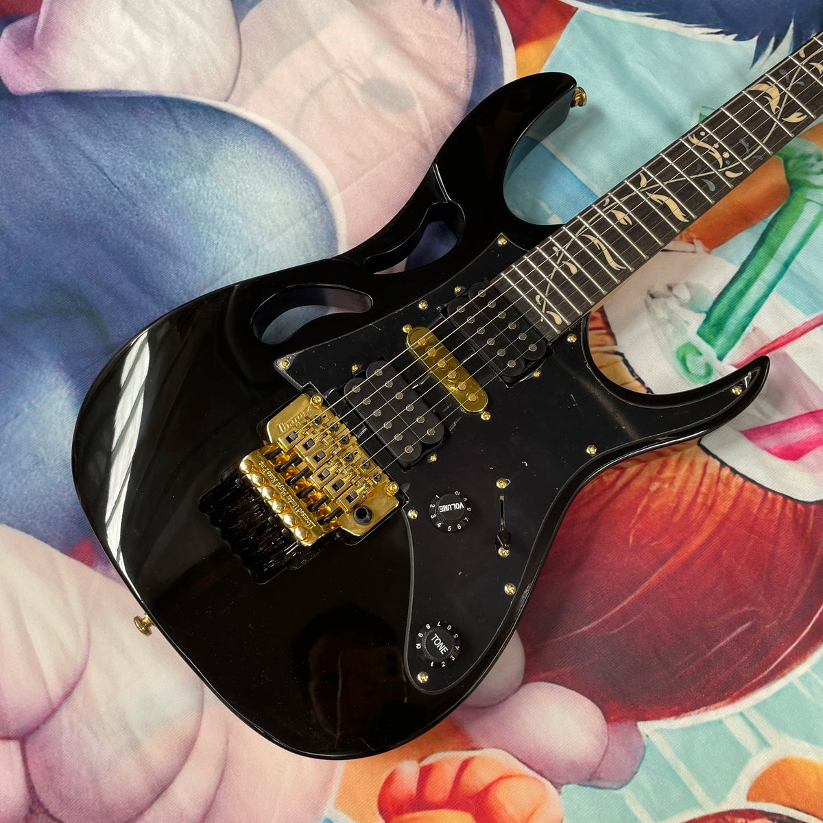 Classic Black Electric Guitar, Rosewood Fingerboard with Abalone Shell Pattern, Double Tremolo Vibrato (Hsh) Pickup |...