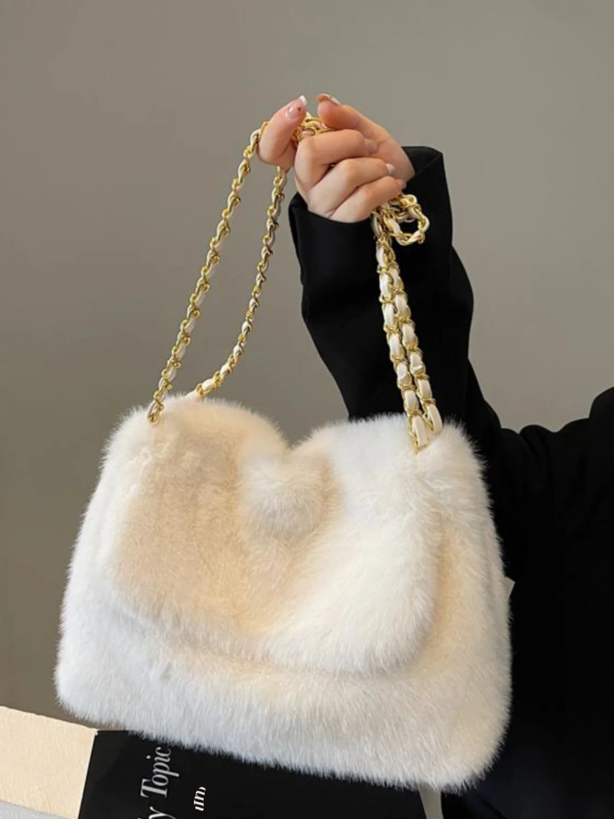Fashion White Plush Tote Bag Women Casual Large Capacity Chain One Shoulder Bags Autumn/Winter New Fake Fur Handbag Trend