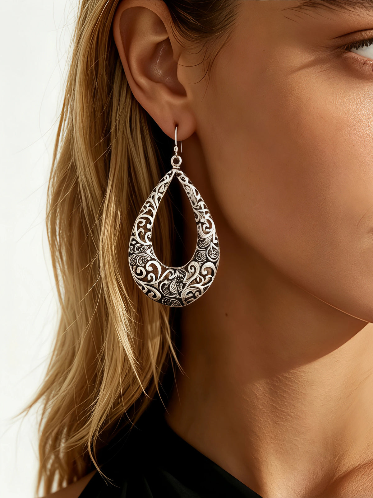 Fashionable Ladies' Earrings Vintage Craft Hollow Carved Tear-drop Shaped Earrings