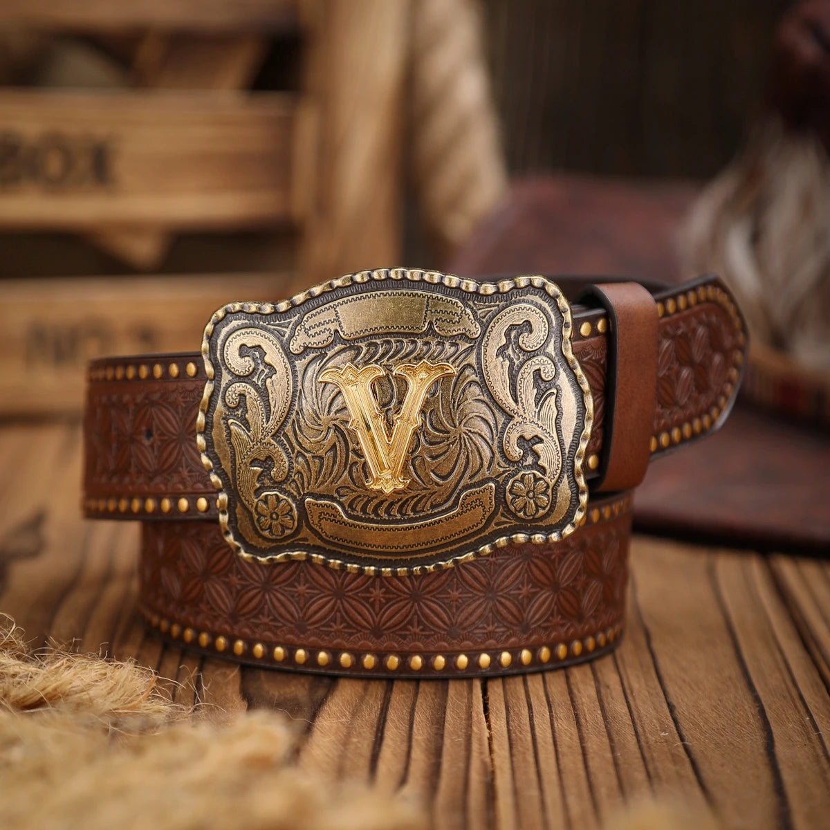 A Western-style PU leather belt for both men and women, a classic and casual retro belt