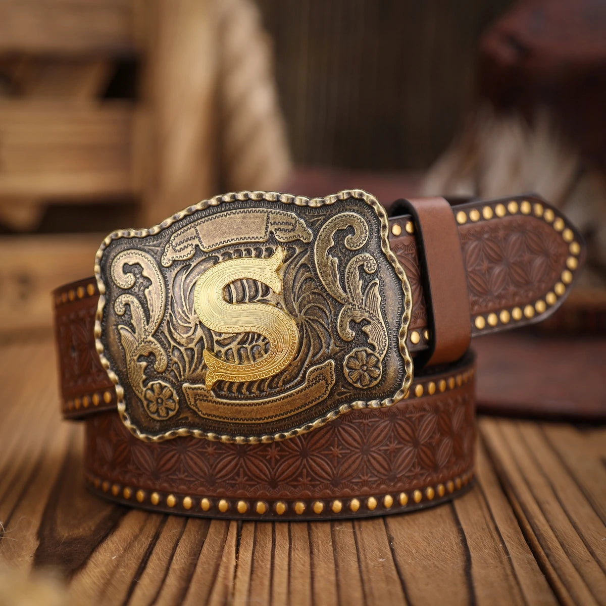A Western-style PU leather belt for both men and women, a classic and casual retro belt