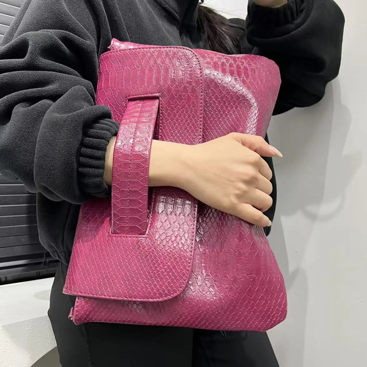 Ladies' fashionable retro coarse snake pattern handbag with high capacity and detachable shoulder strap shoulder bag