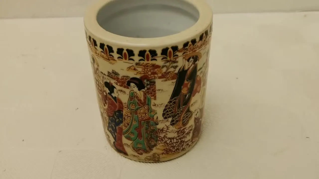 Chinese Old Pink Porcelain Japanese Ladies Pattern Round Pen Holder Vase