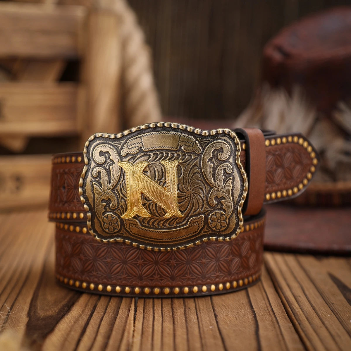 A Western-style PU leather belt for both men and women, a classic and casual retro belt
