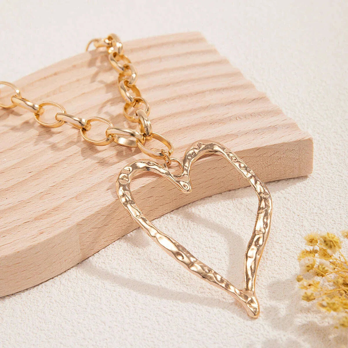 Thick Chains with Big Hollow Heart Pendant Necklaces for Women Trendy Exaggerated Large Accessories on Neck 2023 Fashion Jewelry