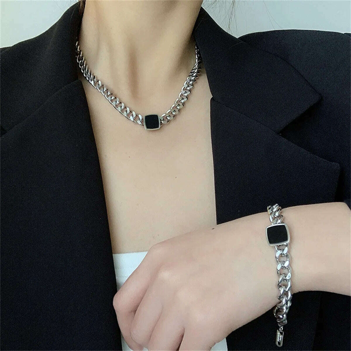 Fashion Jewelry Personalized and Exaggerated Titanium Steel Thick Chain Necklace Versatile Black Square Pendant For Women