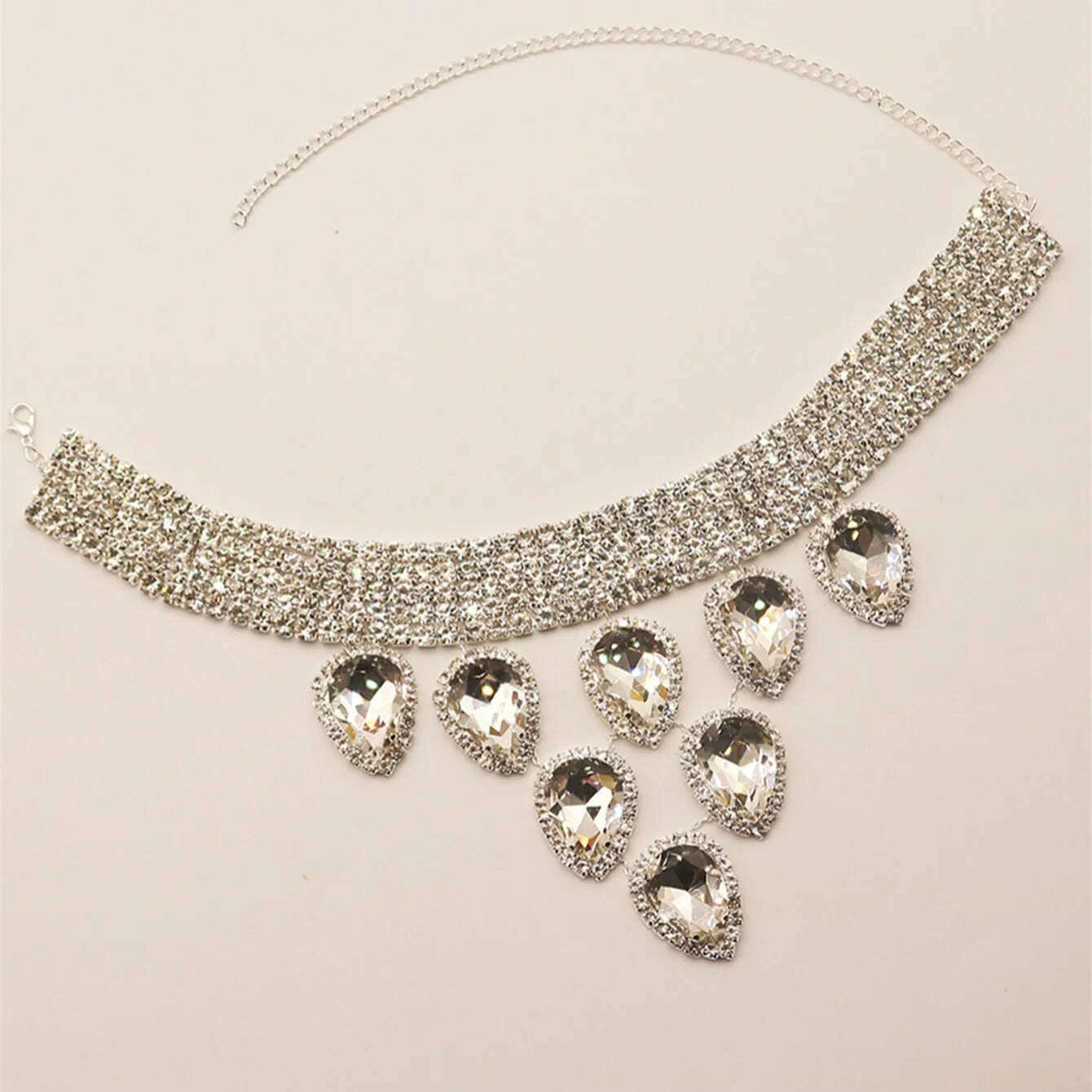 Sparkling Exquisite Green Large Rhinestone Necklace Fashion Luxury Banquet Party Crystal Jewelry Necklace Wearing Accessories