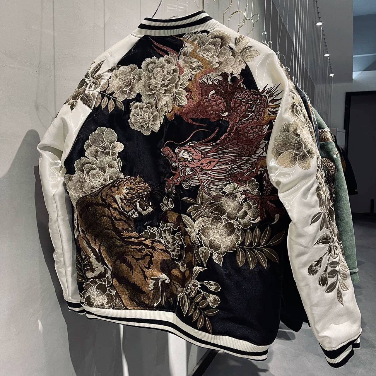 New 2025 Hot Style Men Boys Modified Liquid Light Sensation Coats Dragon Tiger Reversible Baseball Sukajan Souvenir...