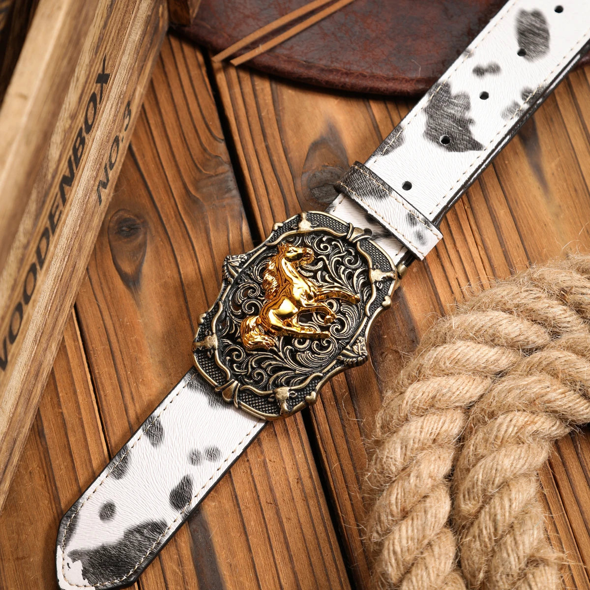 A unisex Western-style, individualistic and retro belt, a brown (random pattern) PU belt (with perforated nails)