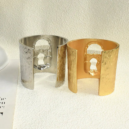 New Brand Fashion Show Alloy Metal Lock Cuff Bracelet For Women Fashion Jewelry Exaggerated Hand Open Bangles Accessories