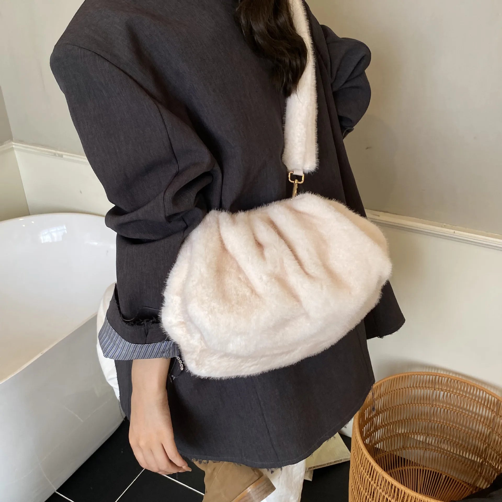 Faux Fur Shell Shoulder Crossbody Bag Women Winter Clutch Bag Vintage Fluffy Cloud Folded Handbag Guangzhou High Quality Bag