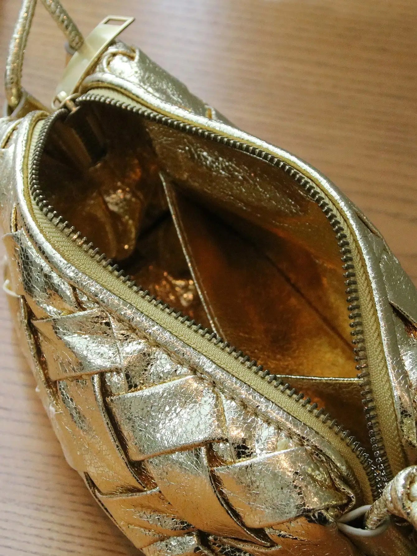 2024 new woven handbag fashion trend burst crack gold woven embossed shoulder slung bag Joker mini mobile phone bag shoulder str