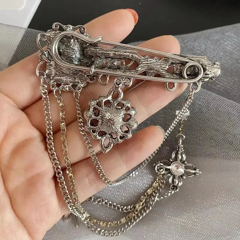 Vintage Fashion Black Crystal Sparkling Rhinestone Brooch Creative Lapel Pin Medieval Design Long Chain Brooches Autumn Winter