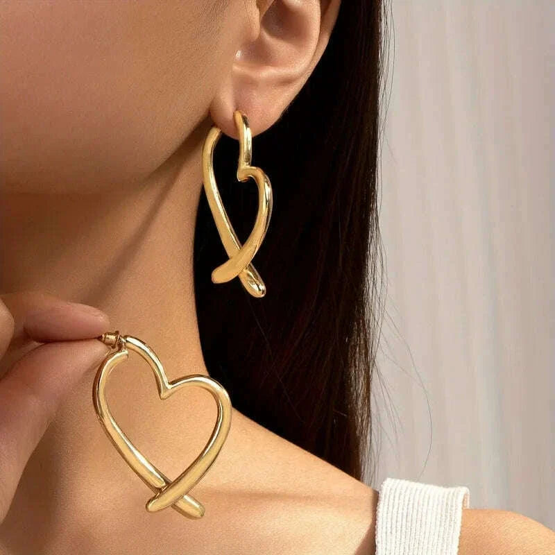 Fashion Personality Love Earrings for Women Niche Design Sense Girl Golden Earrings Simple Jewelry Gift Silvery