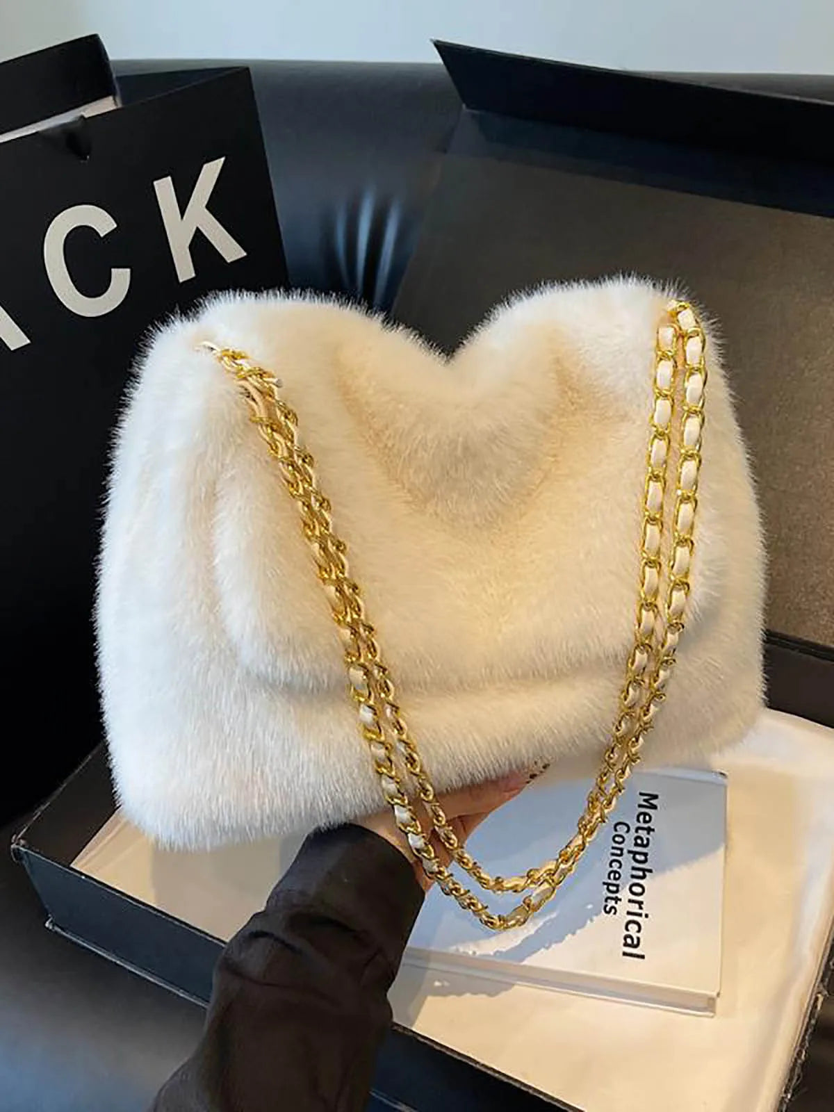 Fashion White Plush Tote Bag Women Casual Large Capacity Chain One Shoulder Bags Autumn/Winter New Fake Fur Handbag Trend