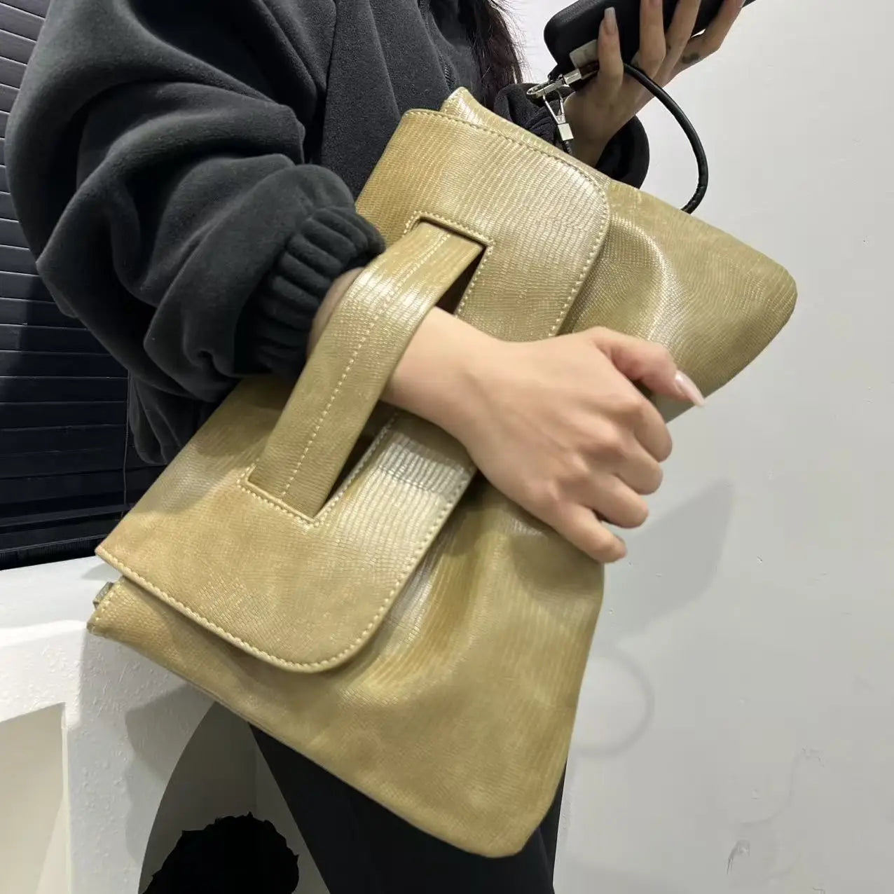 Ladies' fashionable retro snake patterned handbag with high capacity and detachable shoulder strap, single shoulder bag