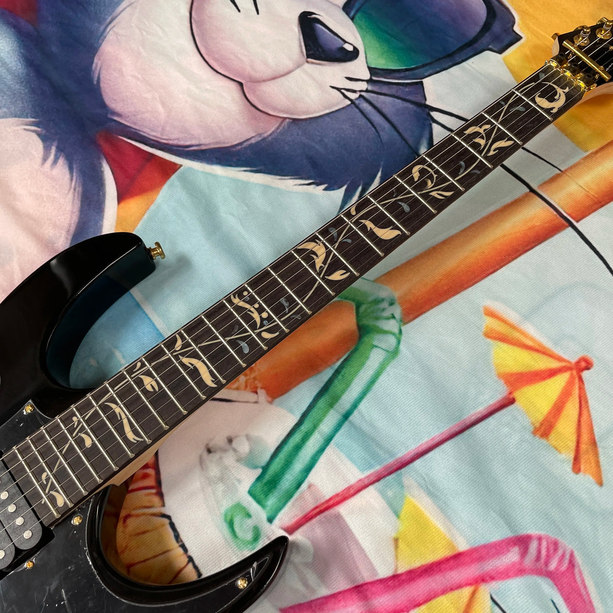 Classic Black Electric Guitar, Rosewood Fingerboard with Abalone Shell Pattern, Double Tremolo Vibrato (Hsh) Pickup |...