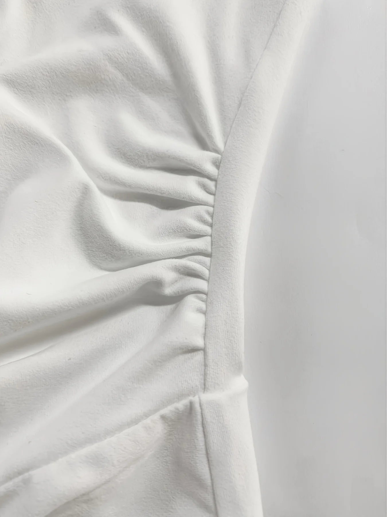 A pure color, stylish, sensual, form-fitting dress with a high neck, long sleeves, and subtle pleating. Dress: Sexy high-neck, l - Kimlud