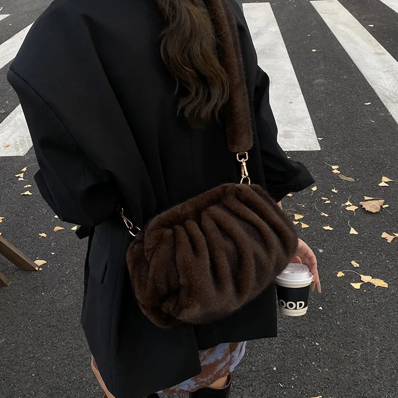 New Womens Commuting Simplified Shoulder Bag Fluffy Cloud Textured Casual Coach Bag Vintage Furry Handle Bag for Autumn Winter