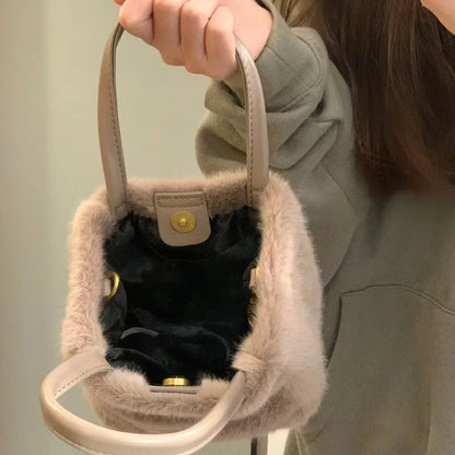 2025 new khaki plush bag hand-held bucket bag women's Korean style commuting small bag fashionable and versatile fur shoulder ba