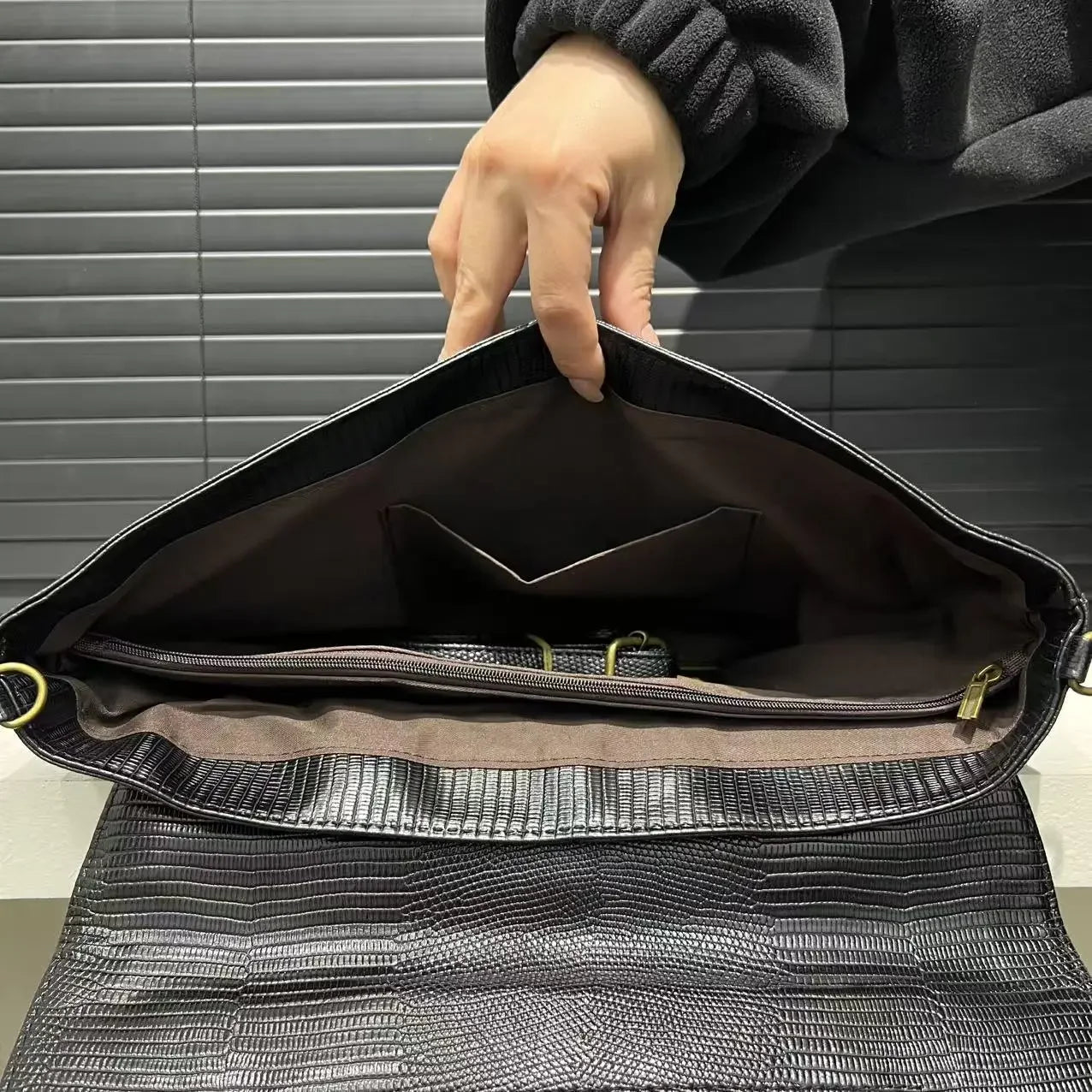 Ladies' fashionable retro snake patterned handbag with high capacity and detachable shoulder strap, single shoulder bag