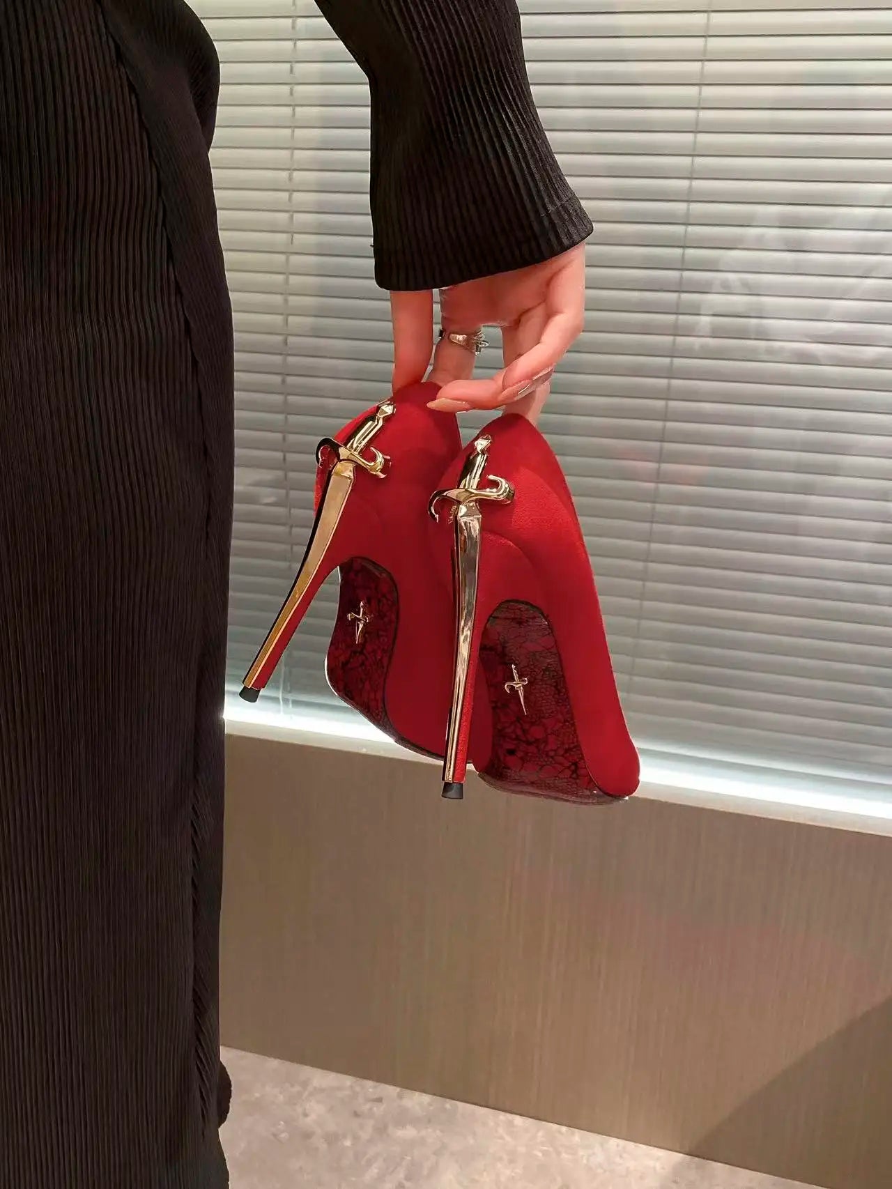 High Heels, Pointed Red Sole, Sharp Blade, Scepter, Patent Leather, Metallic, Sexy, Ladies in Arms, High-end Black...