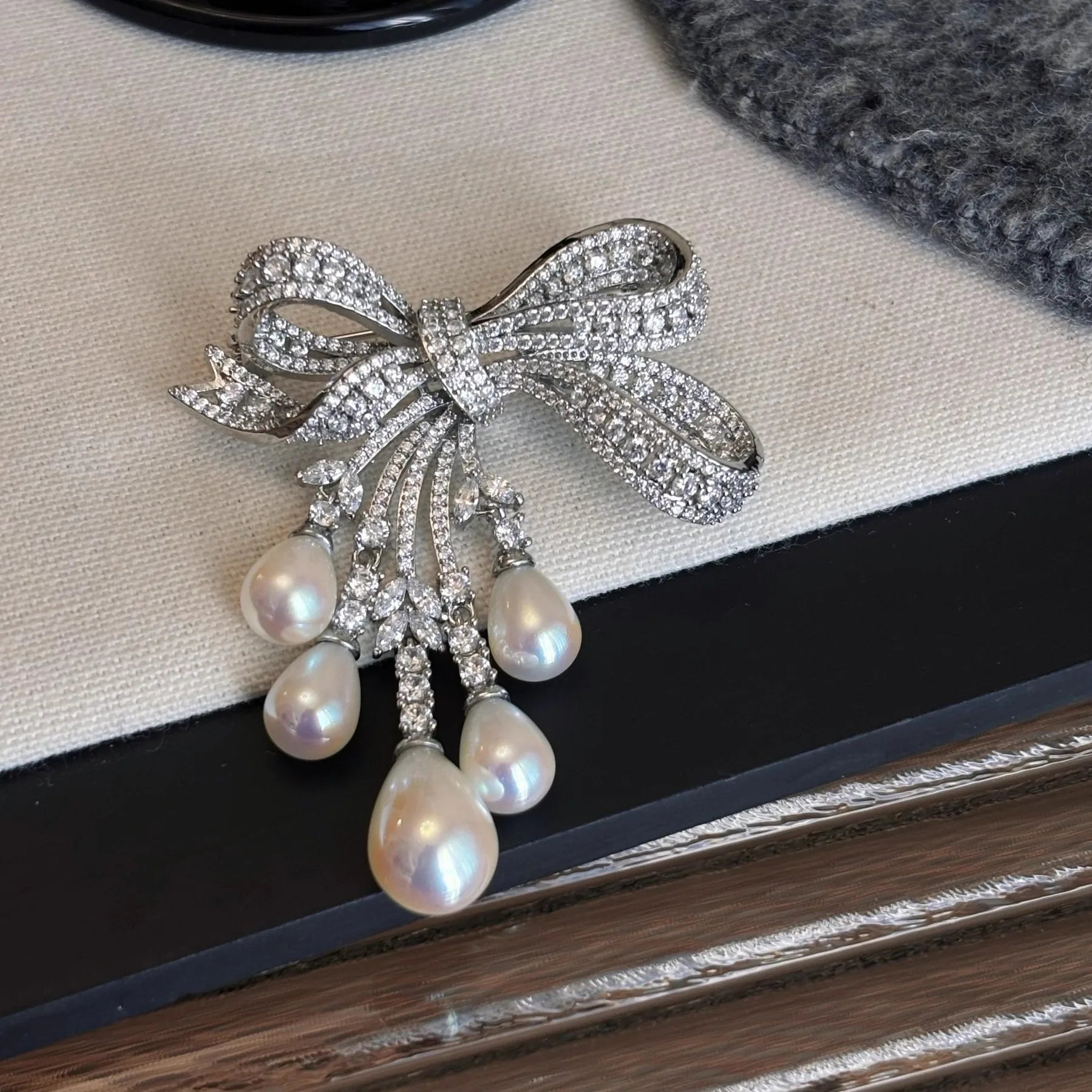Light Luxury Exquisite Temperament Autumn And Winter Heavy Industry Bow Tassel Brooch Fashion Elegant Crystal Jewelry...