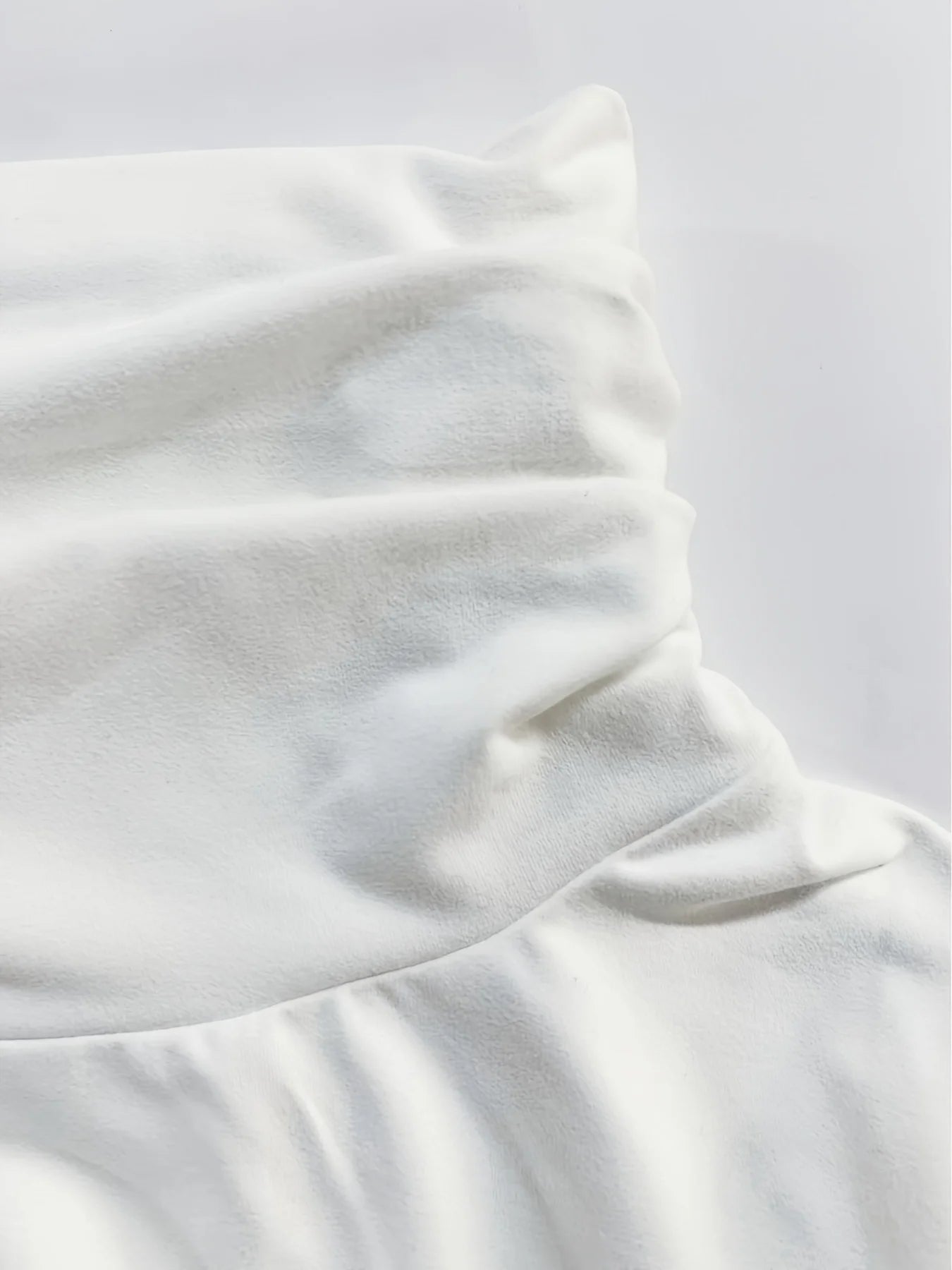 A pure color, stylish, sensual, form-fitting dress with a high neck, long sleeves, and subtle pleating. Dress: Sexy high-neck, l - Kimlud