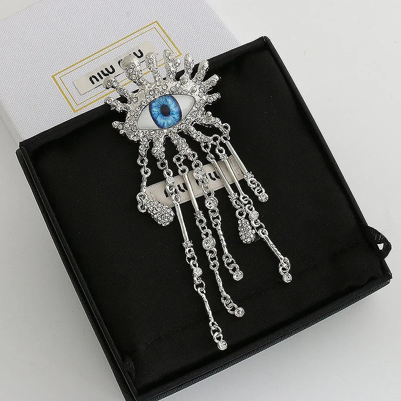 Retro Eye Shaped Rhinestone Brooch for Women and Men Tassel Chain Lapel Pins Badge Elegant Fashion Jewelry Accessories