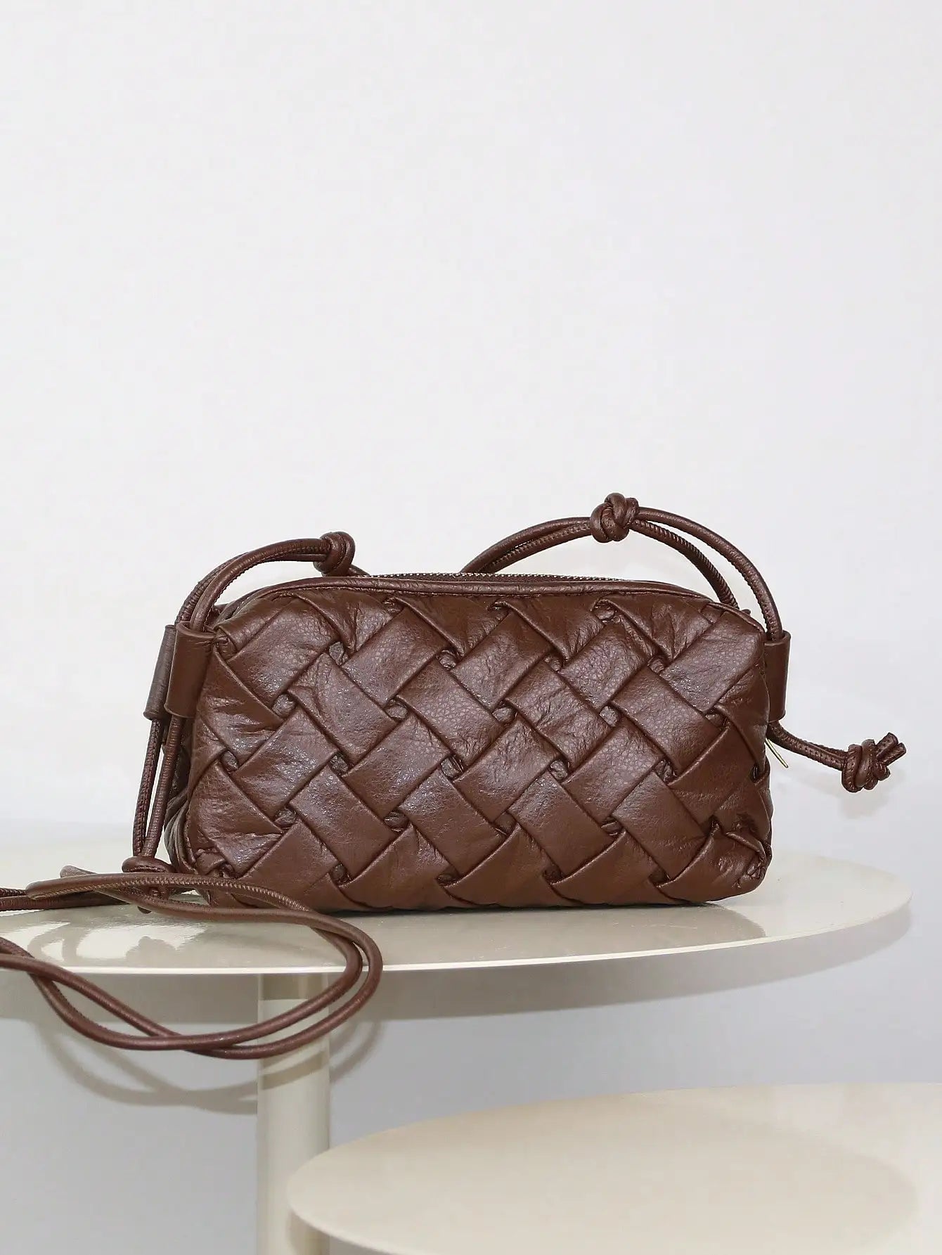 2024 new woven handbag fashion trend burst crack gold woven embossed shoulder slung bag Joker mini mobile phone bag shoulder str