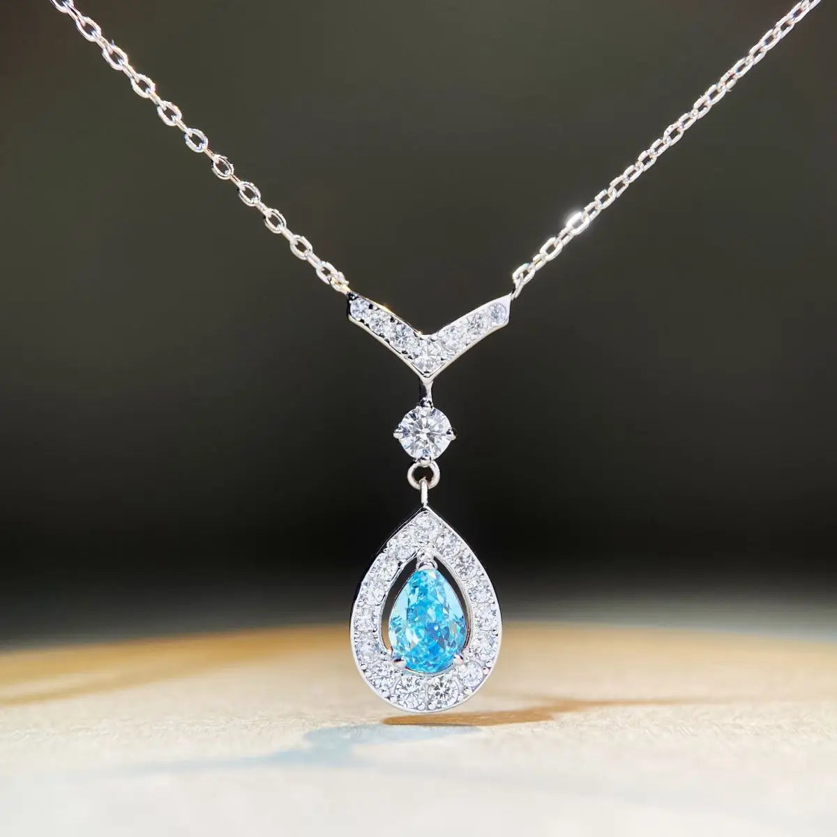 High-end women's 18K white gold and platinum PT950 water drop necklace female V-shaped pear-shaped aquamarine pendant - Kimlud