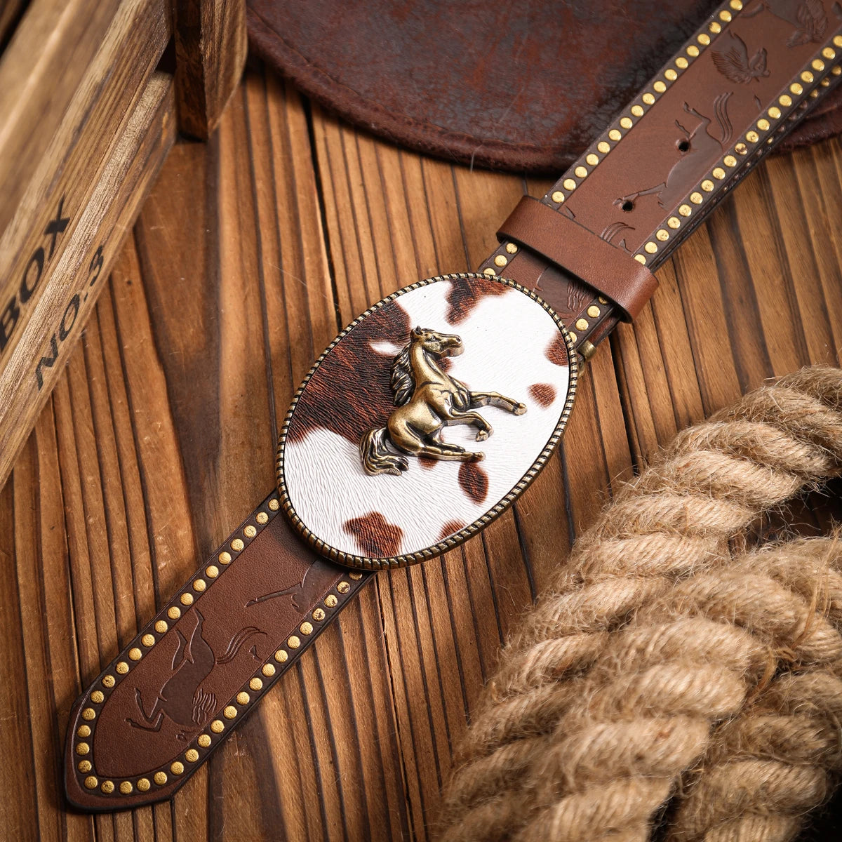 A Western-style PU leather belt for both men and women, a classic and casual retro belt