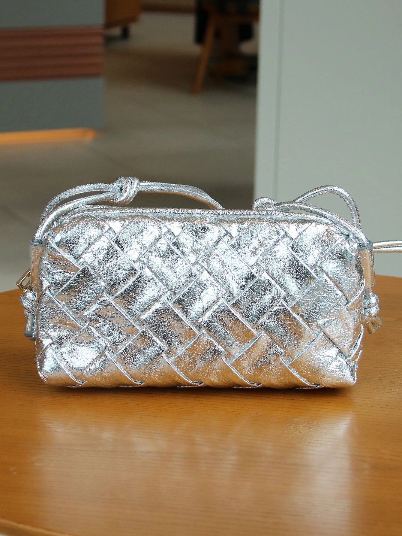 2024 new woven handbag fashion trend burst crack gold woven embossed shoulder slung bag Joker mini mobile phone bag shoulder str