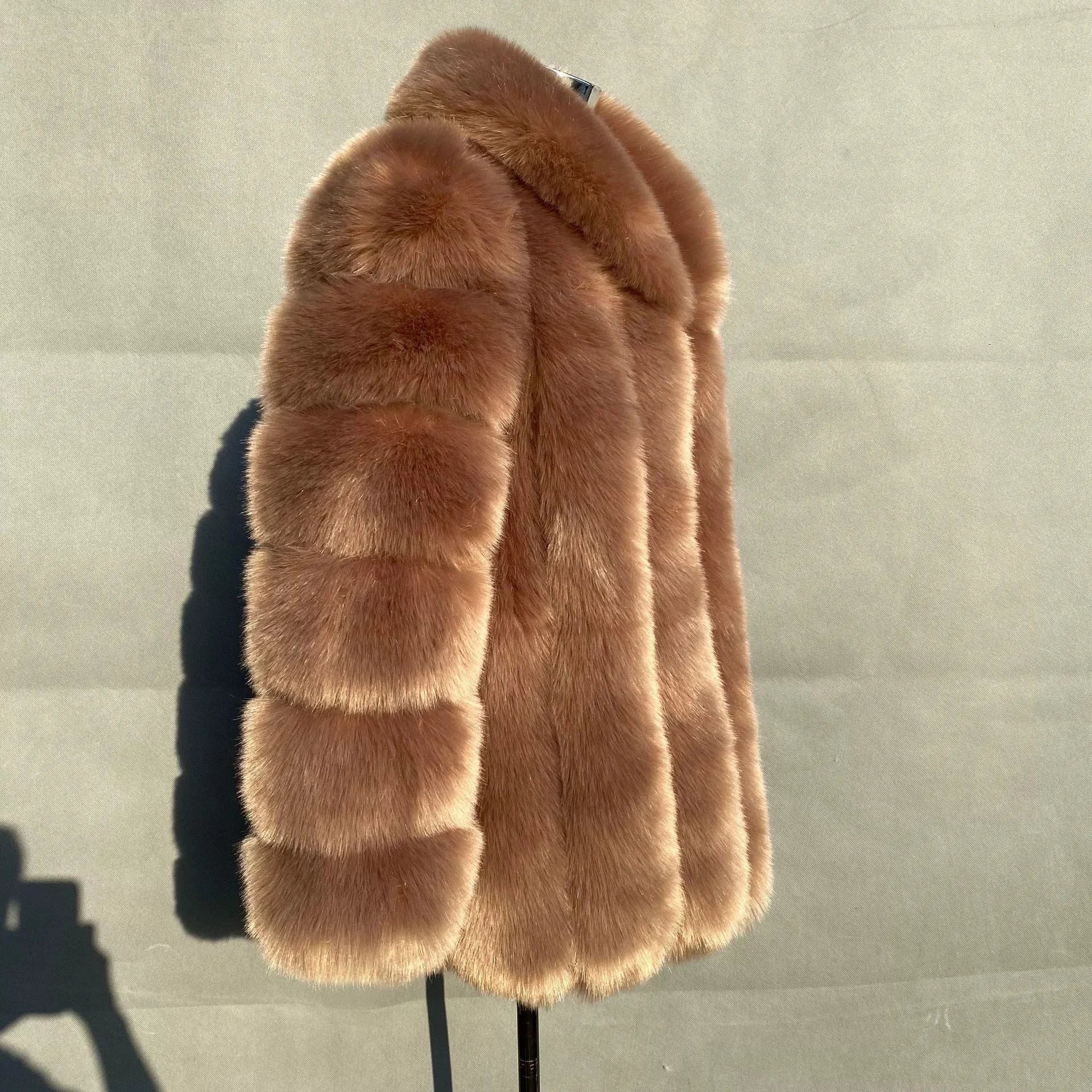 2025 Winter Women's Mid-Length Faux Fox Fur Coat Plush Luxe Warm faux fur Trench Elegant Thermal Outerwear Faux Fur Tops