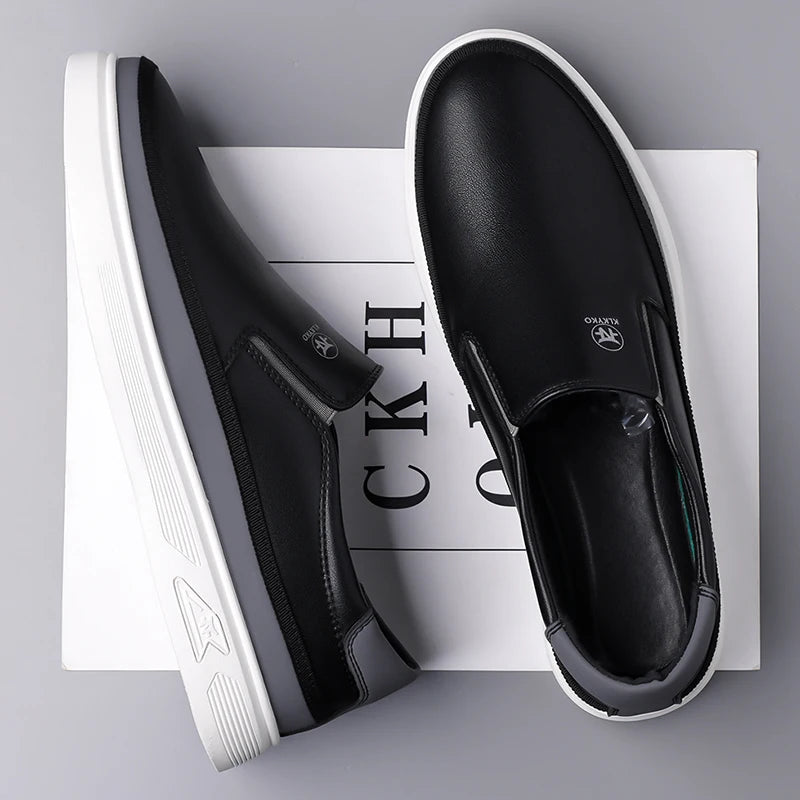 New Trend Leather Mens Casual Shoes Summer Male Loafers Driving Moccasins Male Comfortable Light Slip on Flats Simple Boat Shoes