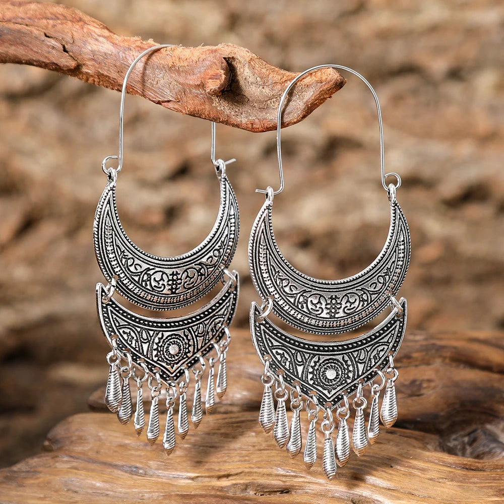 1 Pair of Vintage Silver Tassel Drop Earrings with Crescent Moon Carving Ethnic Bohemian Style Suitable for Women's Daily Wear