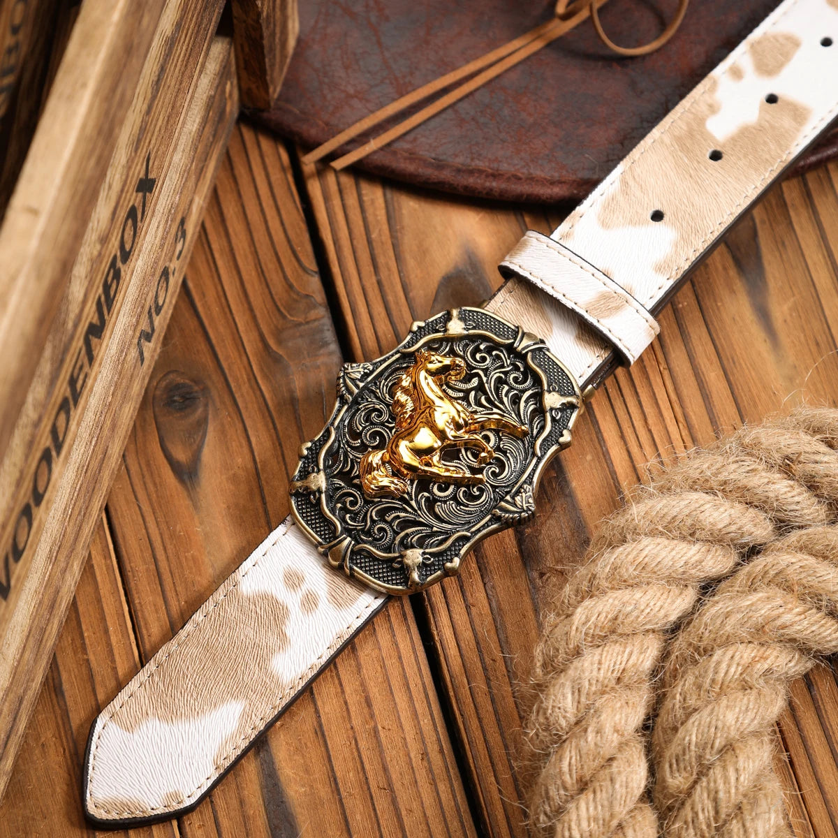 A unisex Western-style, individualistic and retro belt, a brown (random pattern) PU belt (with perforated nails)