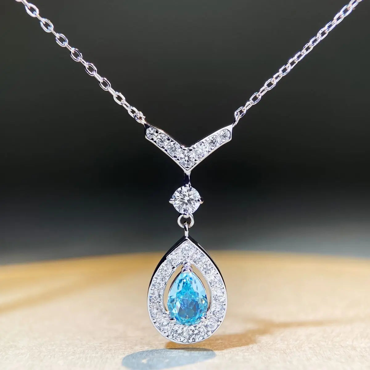 High-end women's 18K white gold and platinum PT950 water drop necklace female V-shaped pear-shaped aquamarine pendant - Kimlud